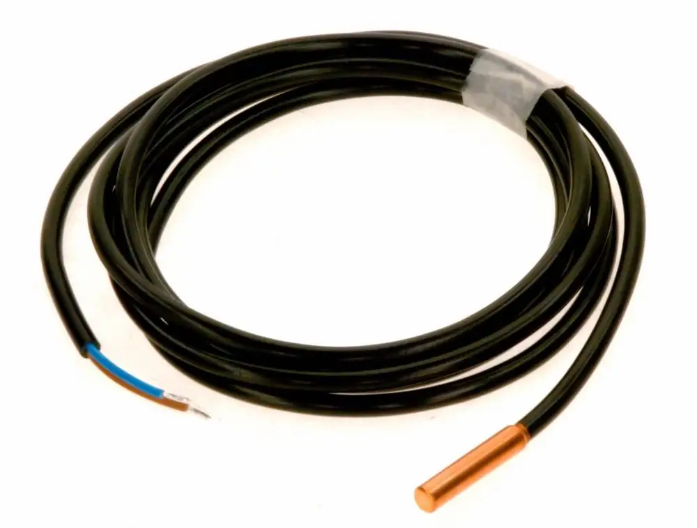 Schwarzes Kabel mit einem Temperaturfühler aus Kupfer an einem Ende. Der Fühler ist für Außentemperaturmessungen geeignet und stammt von Bosch.